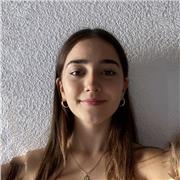 Hola, mi nombre es Nuria. Doy clases de inglés y matemáticas para niños de primaria.